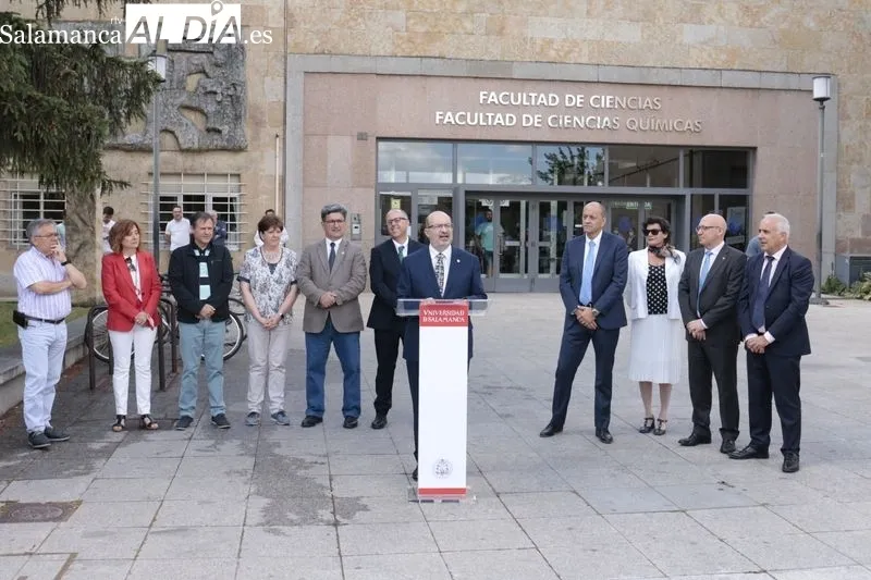 Donación a la Universidad de Salamanca de una piedra de wolframio de tres tonelada, delante de las facultades de Ciencias y Ciencias Químicas. Foto de David Sañudo