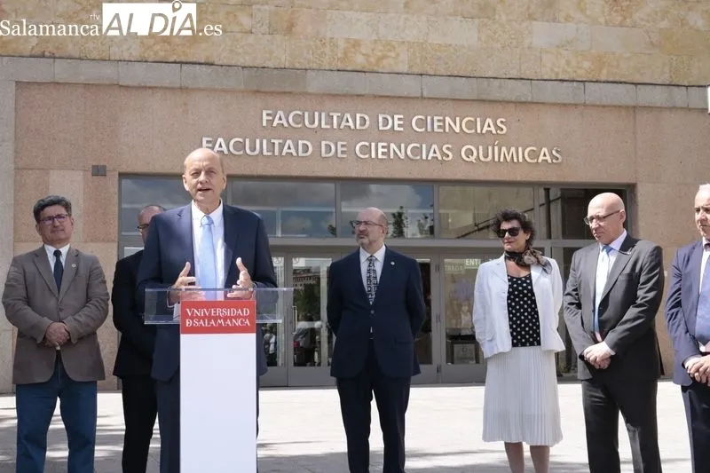 Donación a la Universidad de Salamanca de una piedra de wolframio de tres tonelada, delante de las facultades de Ciencias y Ciencias Químicas. Foto de David Sañudo