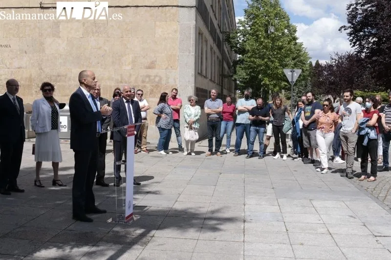 Donación a la Universidad de Salamanca de una piedra de wolframio de tres tonelada, delante de las facultades de Ciencias y Ciencias Químicas. Foto de David Sañudo