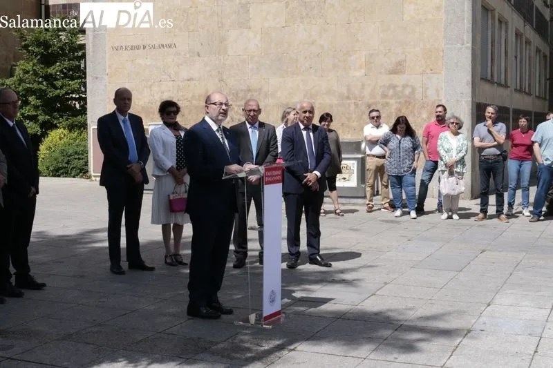 Donación a la Universidad de Salamanca de una piedra de wolframio de tres tonelada, delante de las facultades de Ciencias y Ciencias Químicas. Foto de David Sañudo