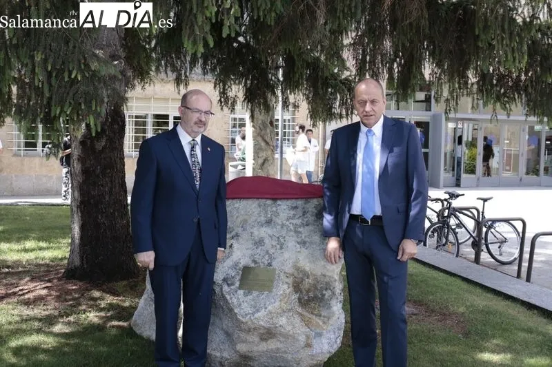 Donación a la Universidad de Salamanca de una piedra de wolframio de tres tonelada, delante de las facultades de Ciencias y Ciencias Químicas. Foto de David Sañudo