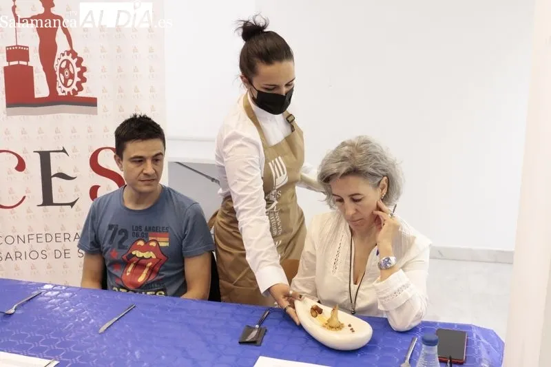 Presentación de las creaciones de los participantes en el XXI Concurso de Pinchos de Salamanca, ante el jurado de expertos. Foto de David Sañudo