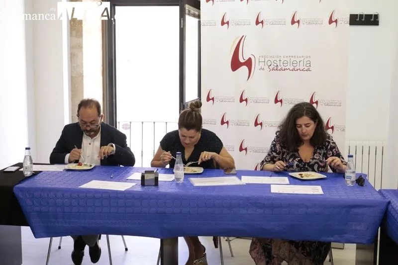 Presentación de las creaciones de los participantes en el XXI Concurso de Pinchos de Salamanca, ante el jurado de expertos. Foto de David Sañudo