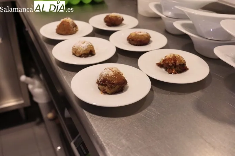 Presentación de las creaciones de los participantes en el XXI Concurso de Pinchos de Salamanca, ante el jurado de expertos. Foto de David Sañudo