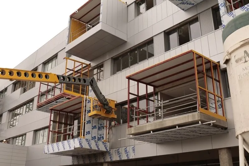 La consejera de Familia e Igualdad de Oportunidades, Isabel Blanco, en su visita a las obras de la nueva residencia de mayores que se está construyendo en la calle Santiago Madrigal