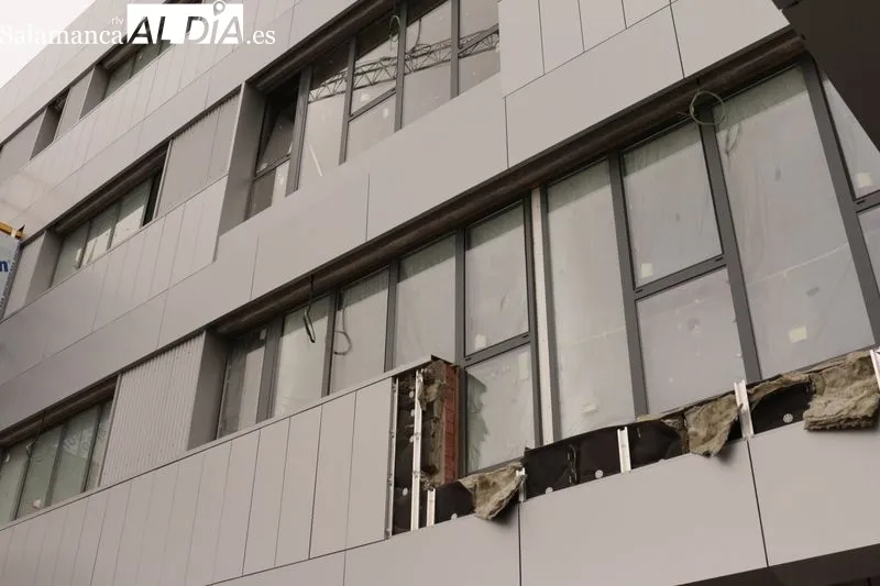 La consejera de Familia e Igualdad de Oportunidades, Isabel Blanco, en su visita a las obras de la nueva residencia de mayores que se está construyendo en la calle Santiago Madrigal