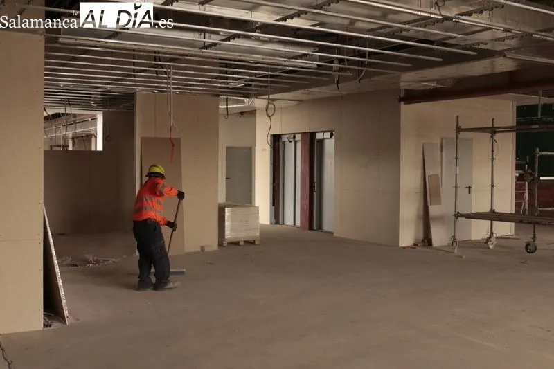 La consejera de Familia e Igualdad de Oportunidades, Isabel Blanco, en su visita a las obras de la nueva residencia de mayores que se está construyendo en la calle Santiago Madrigal