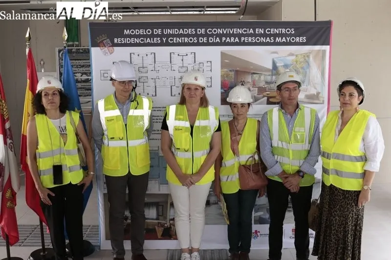 La consejera de Familia e Igualdad de Oportunidades, Isabel Blanco, en su visita a las obras de la nueva residencia de mayores que se está construyendo en la calle Santiago Madrigal