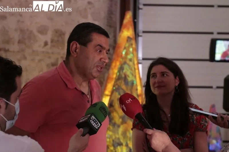La concejala de Medio Ambiente, Miryam Rodríguez, y el director de la Casa Escuela Santiago Uno, Jesús Garrote, presentan la ‘Graduación de supervivientes’ y el espectáculo ‘Navegando en barcos de fuego’. Foto de David Sañudo