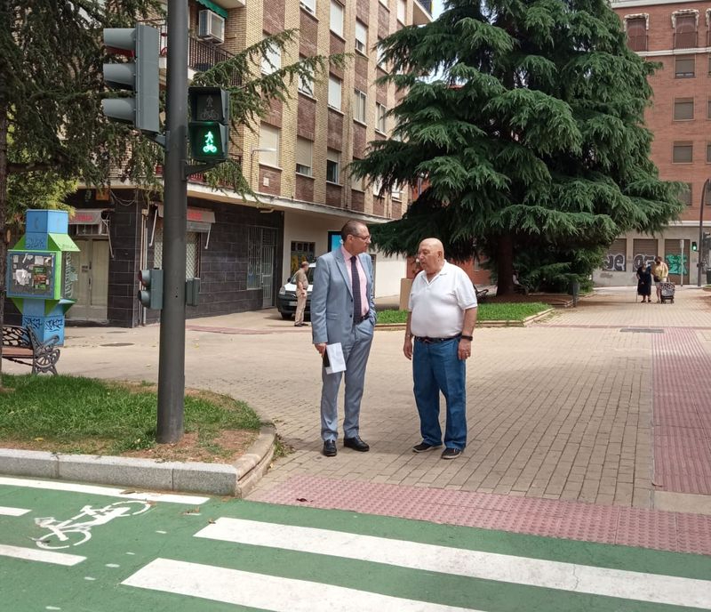 El concejal de Tráfico y el presidente de la Federación de Mayores de Salamanca, junto a uno de los semáforos