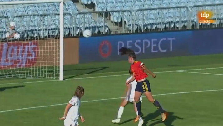 Carmen Álvarez Sánchez marca un gol en el victorioso debut de España en la Eurocopa Sub’19