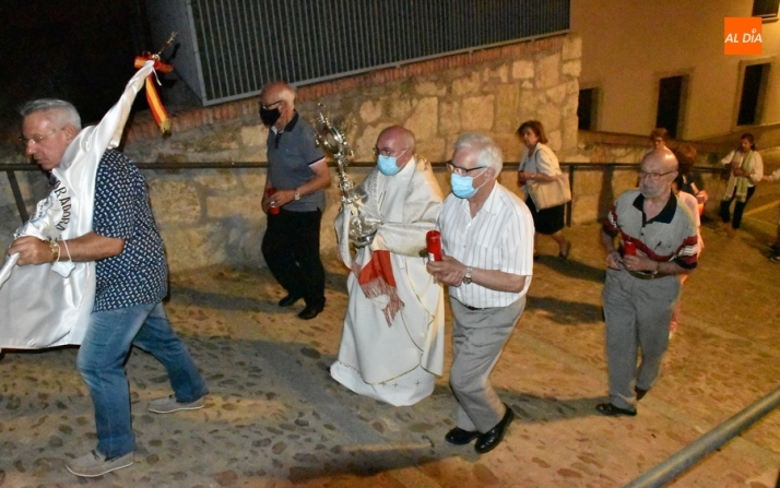 El Santísimo sube al adarve de la muralla para bendecir los campos