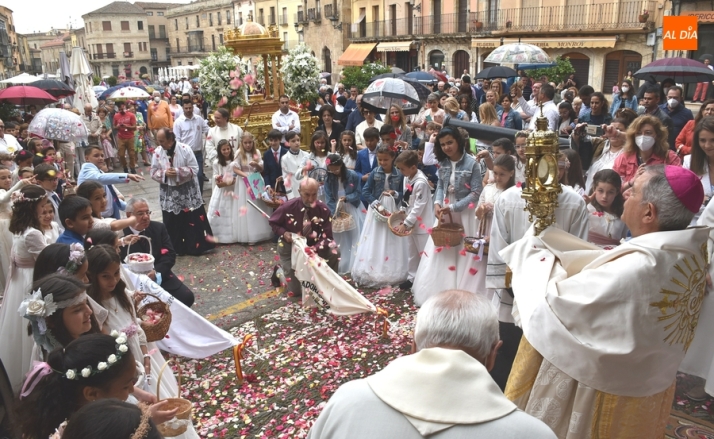 La lluvia estropea la solemne procesión del Corpus por el recinto amurallado