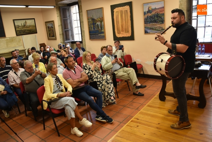 Luis Antonio Pedraza ofrece un viaje musical para clausurar el curso de la Escuela de Tamborileros