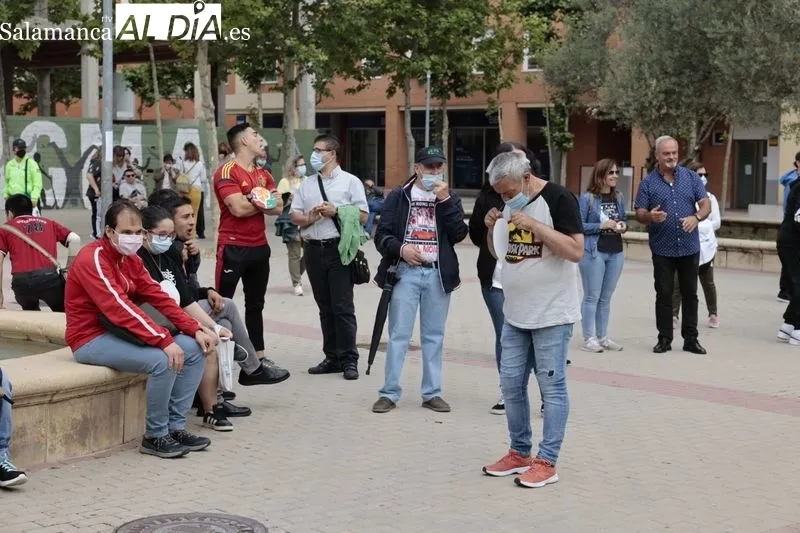 Acto lúdico-social para celebrar el 30 aniversario de Salud Mental Salamanca – AFEMC en la plaza de la Valmuza. Foto de David Sañudo