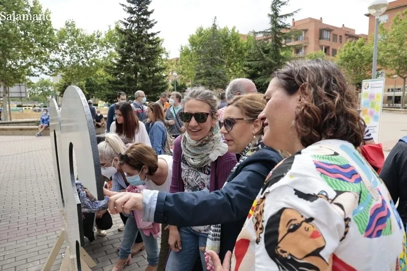 Acto lúdico-social para celebrar el 30 aniversario de Salud Mental Salamanca – AFEMC en la plaza de la Valmuza. Foto de David Sañudo