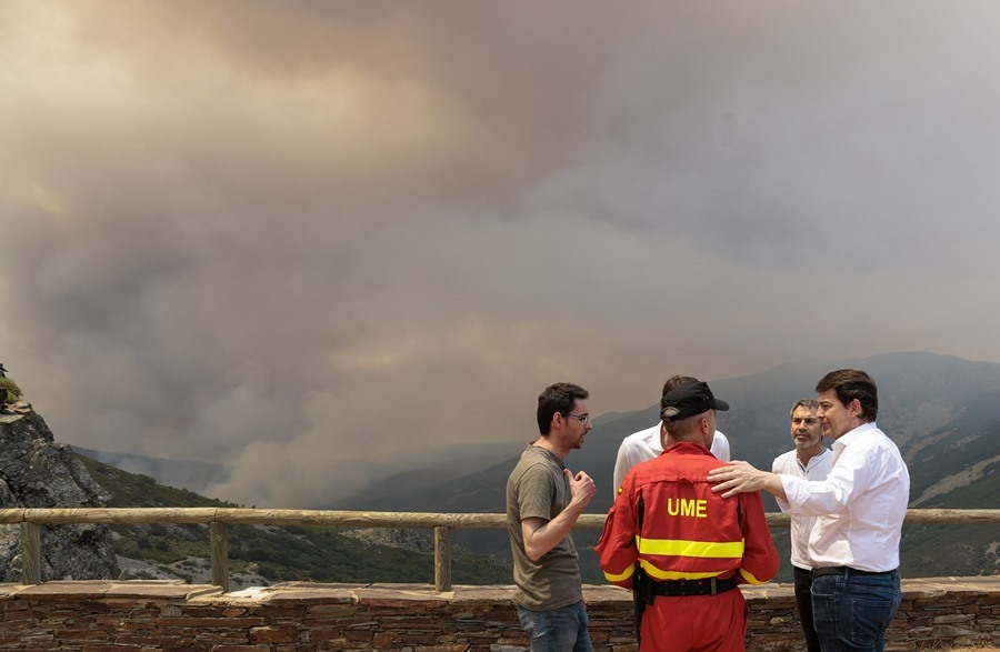 Mañueco y Suárez-Quiñones visitan el incendio, cuyo comportamiento ahora es extremadamente virulento