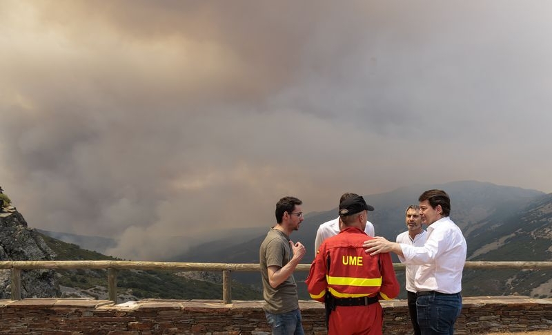 Mañueco, sobrecogido por el fallecimiento del brigadista, declara luto oficial para este lunes