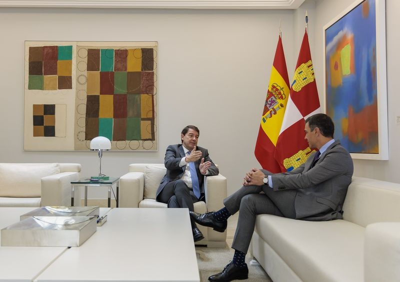 Mañueco aborda con Sánchez la prevención de los incendios forestales y pide dejarlos fuera de la batalla partidista