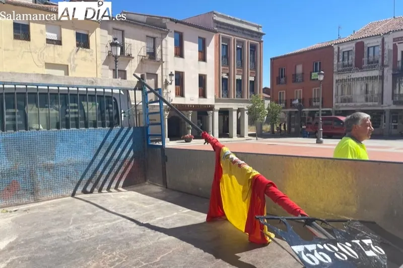 La Mariseca ya luce en el balcòn del Ayuntamiento