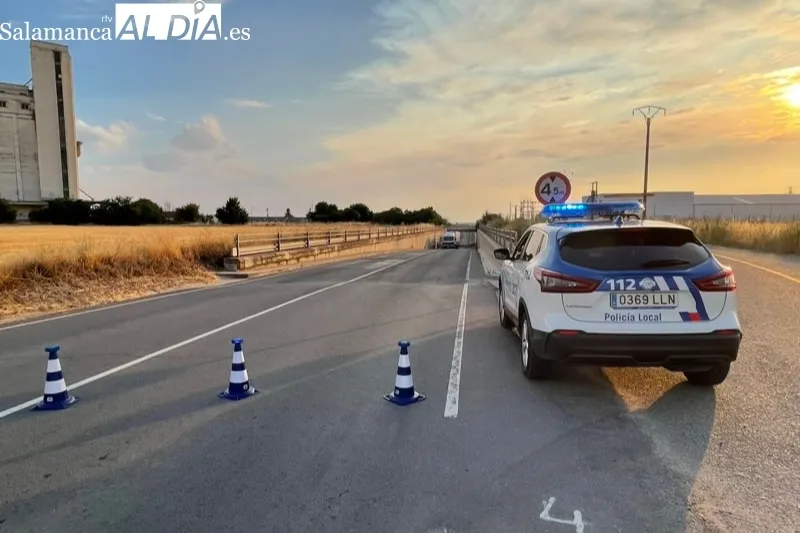 Foto 8 - Un fallo en un cami&oacute;n con remolque y la p&eacute;rdida de carga de otro bloquean parcialmente el trafico de acceso a la ciudad