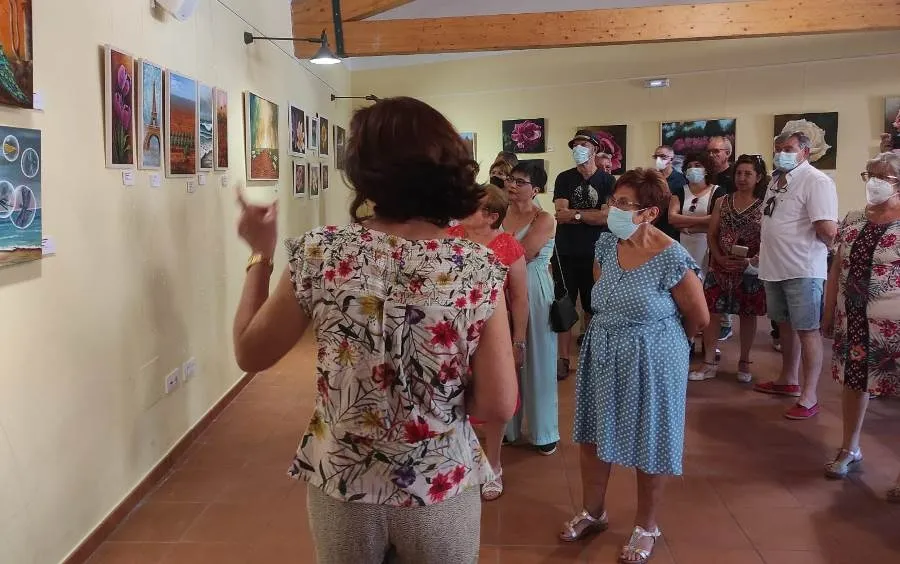 Foto 3 - Pilar Rivero expone en Fuenteguinaldo su muestra pict&oacute;rica &lsquo;Florecer&rsquo;
