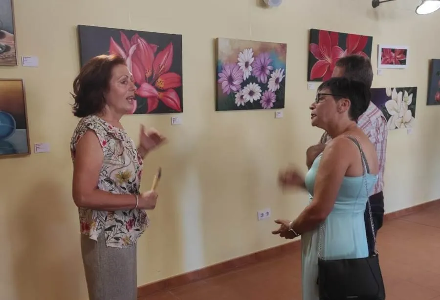 Foto 2 - Pilar Rivero expone en Fuenteguinaldo su muestra pict&oacute;rica &lsquo;Florecer&rsquo;