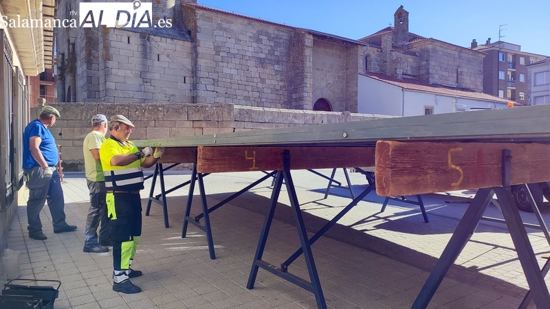 Operarios del Ayuntamiento de Vitigudino montando el escenario en en la Plaza de España / CORRAL