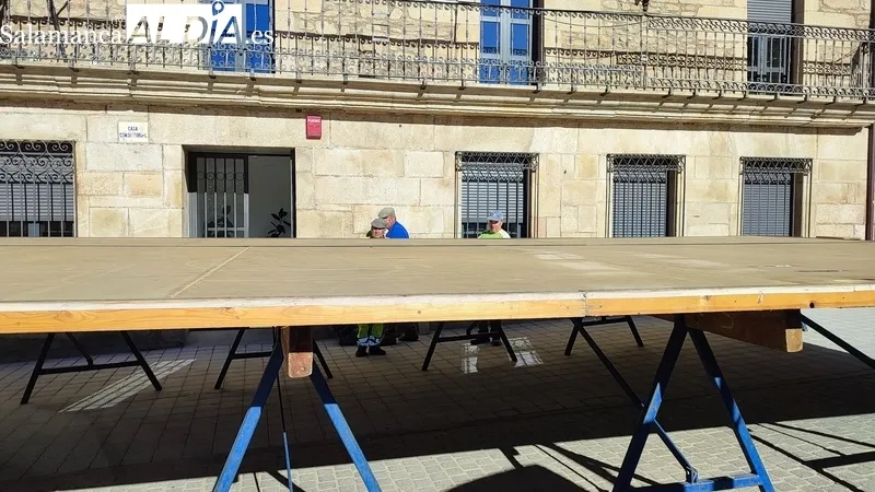 Operarios del Ayuntamiento de Vitigudino montando el escenario en en la Plaza de España / CORRAL