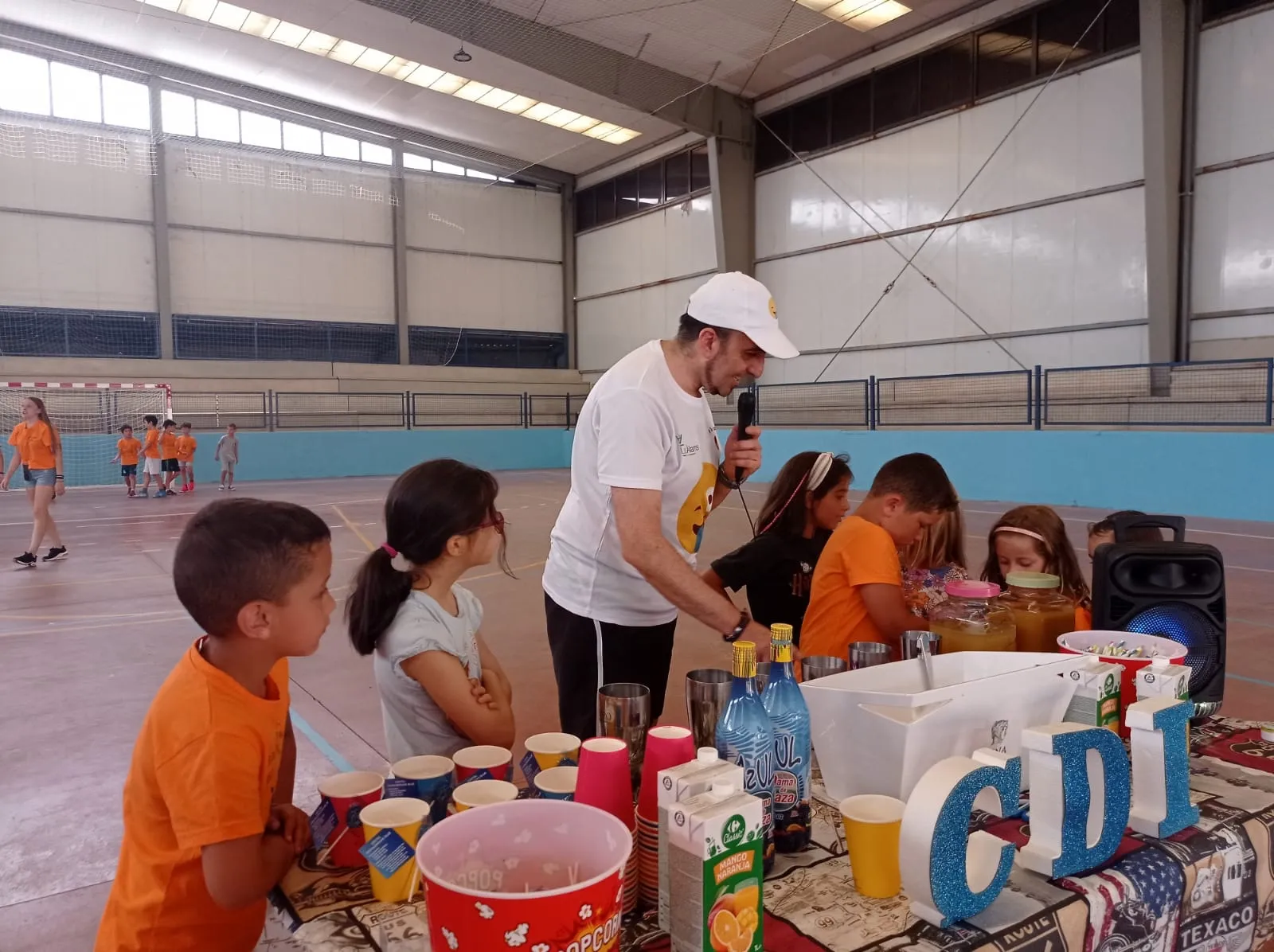 Teo Marcos ofrecía un taller de cocteles en los Campamentos del CID en Calzada de Valduciel 
