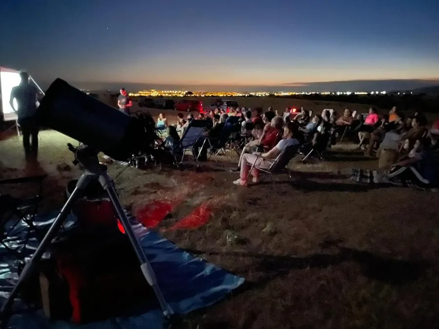 Foto 3 - El Cine de Estrellas de Astr&oacute;briga re&uacute;ne a unas 75 personas en la Ermita de Valhondo