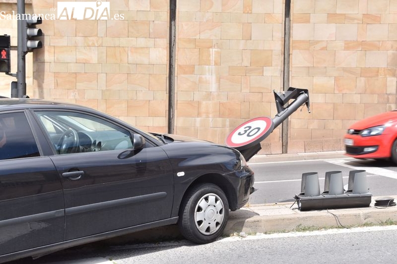 Impacto de un vehículo contra una señal de tráfico en Canalejas