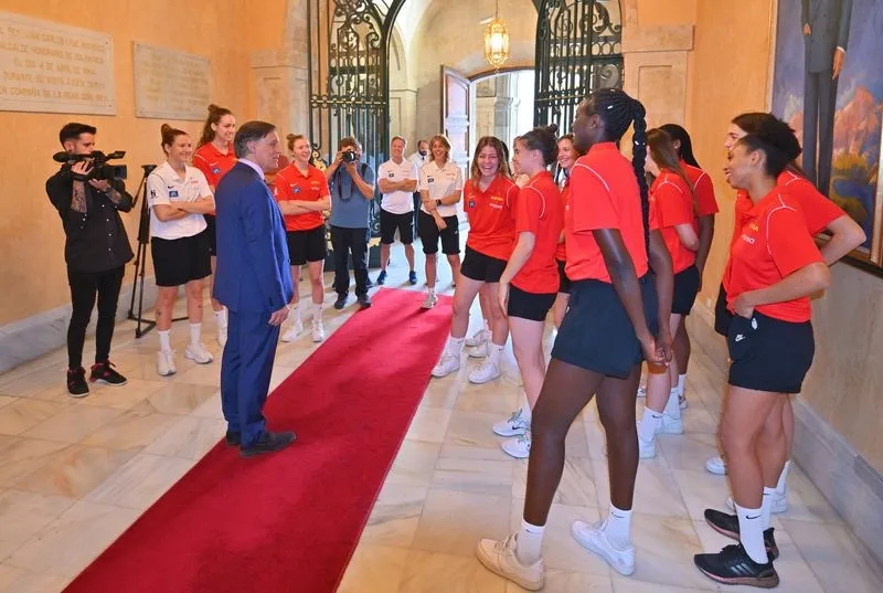 Foto 2 - La futuras estrellas del baloncesto femenino espa&ntilde;ol descubren la belleza de Salamanca