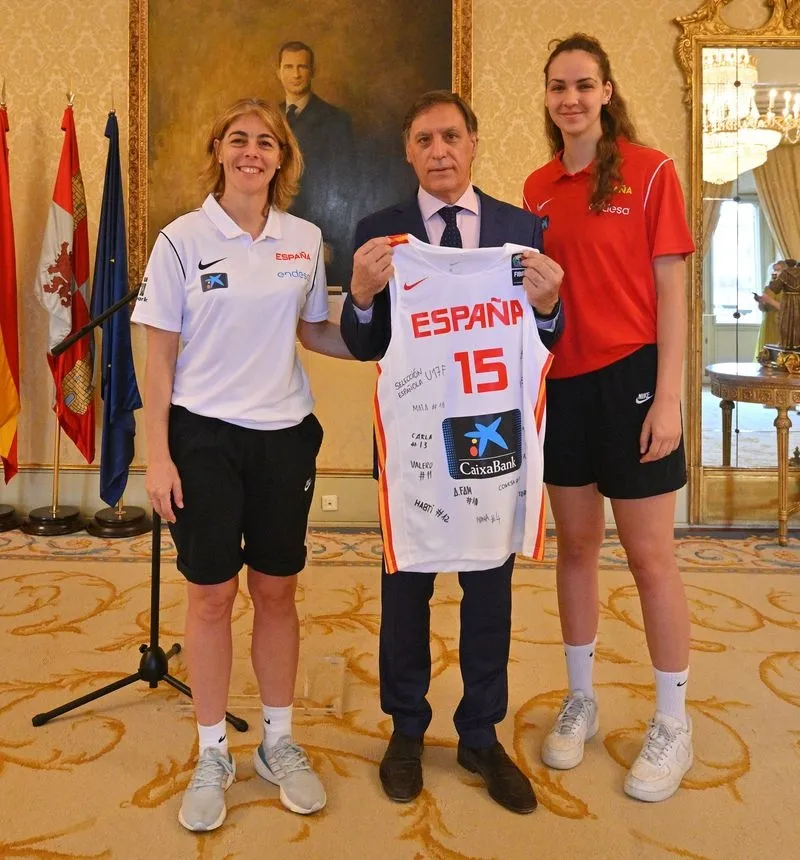 Foto 3 - La futuras estrellas del baloncesto femenino espa&ntilde;ol descubren la belleza de Salamanca