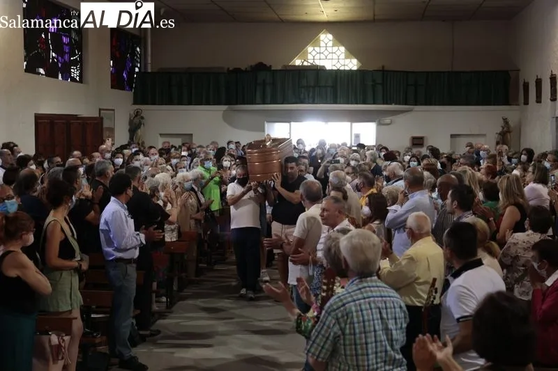 Funeral de Antonio Romo en la iglesia del barrio de Puente Ladrillo