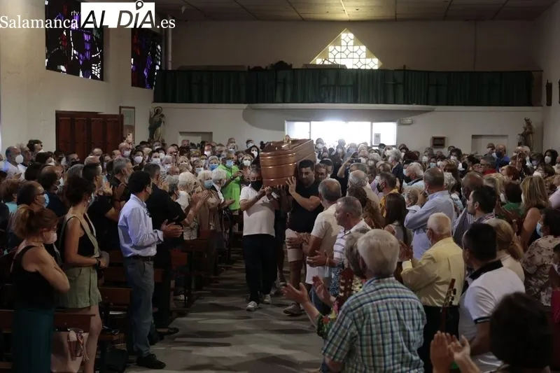 Funeral de Antonio Romo en la iglesia del barrio de Puente Ladrillo