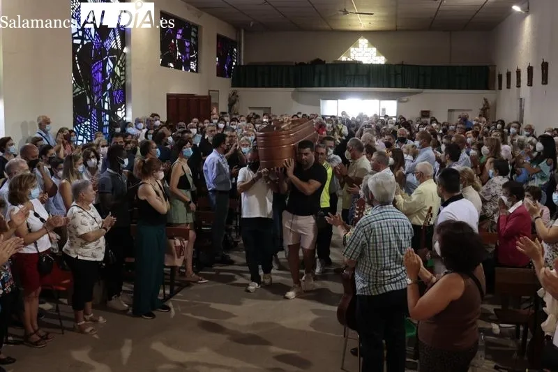 Funeral de Antonio Romo en la iglesia del barrio de Puente Ladrillo