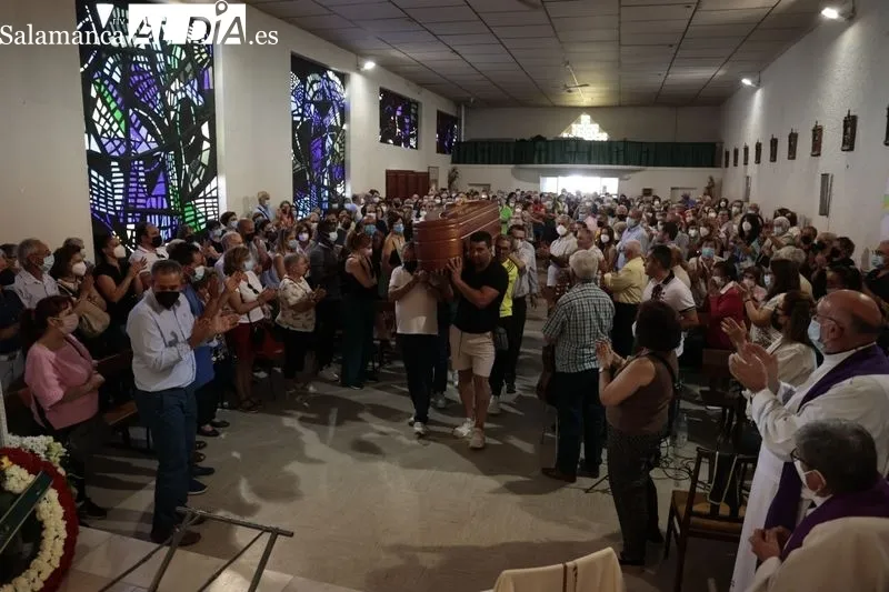 Funeral de Antonio Romo en la iglesia del barrio de Puente Ladrillo