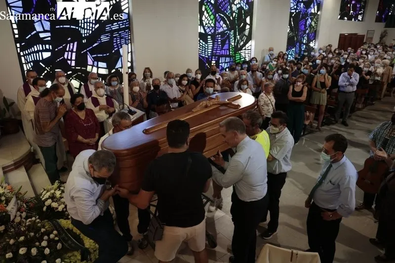 Funeral de Antonio Romo en la iglesia del barrio de Puente Ladrillo