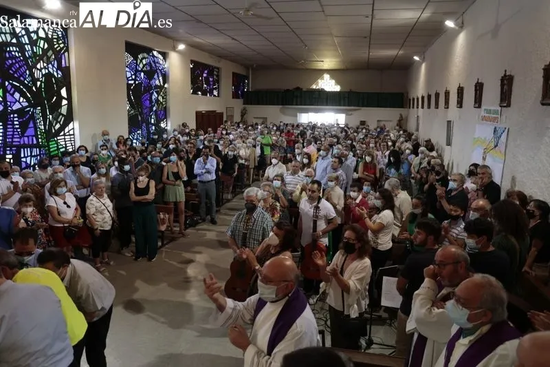 Funeral de Antonio Romo en la iglesia del barrio de Puente Ladrillo