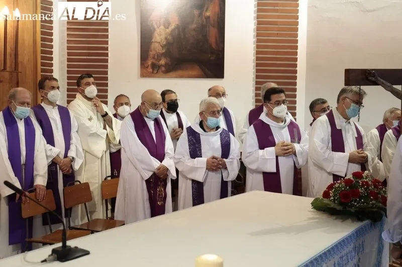 Funeral de Antonio Romo en la iglesia del barrio de Puente Ladrillo