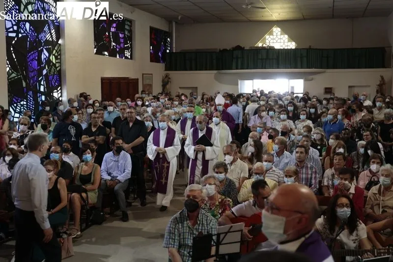 Funeral de Antonio Romo en la iglesia del barrio de Puente Ladrillo