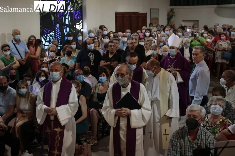 Funeral de Antonio Romo en la iglesia del barrio de Puente Ladrillo