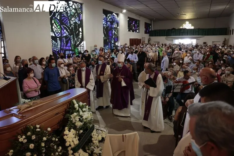 Funeral de Antonio Romo en la iglesia del barrio de Puente Ladrillo
