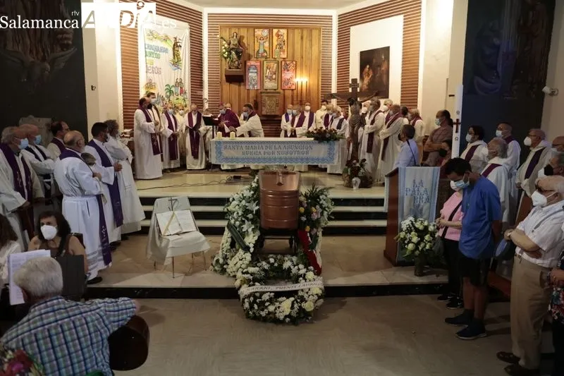Funeral de Antonio Romo en la iglesia del barrio de Puente Ladrillo