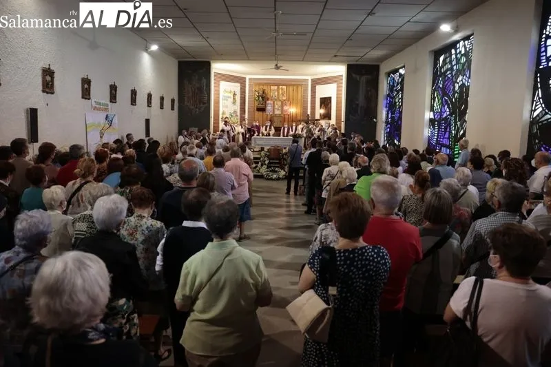 Funeral de Antonio Romo en la iglesia del barrio de Puente Ladrillo