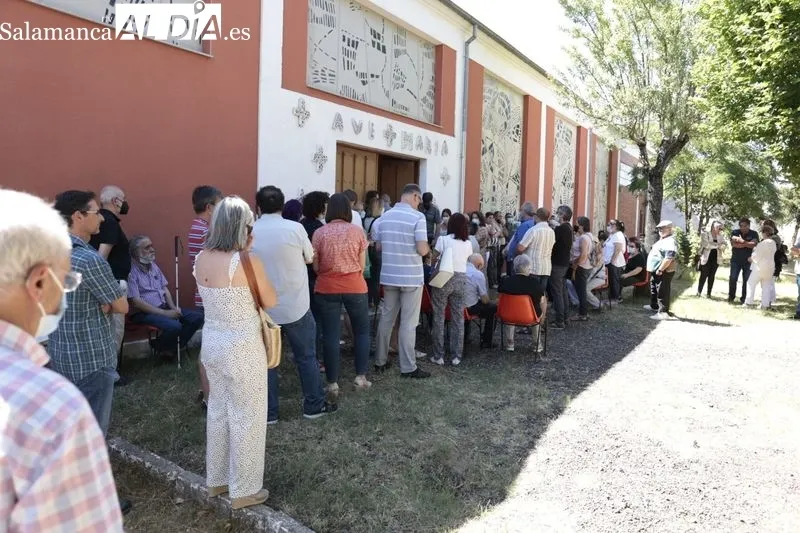Funeral de Antonio Romo en la iglesia del barrio de Puente Ladrillo