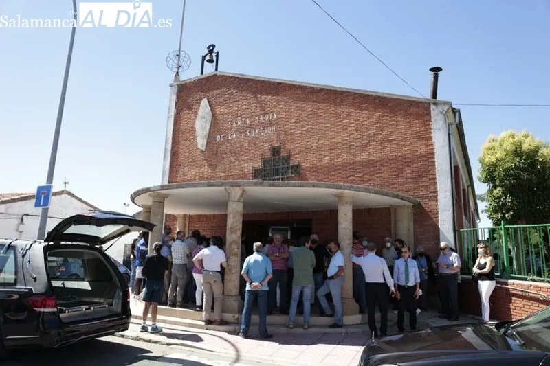 Funeral de Antonio Romo en la iglesia del barrio de Puente Ladrillo