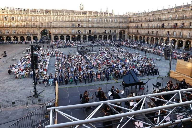Visita de la Reina Sofía a Salamanca para presidir el concierto en la Plaza Mayor