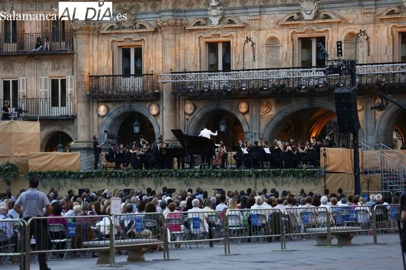 Visita de la Reina Sofía a Salamanca para presidir el concierto en la Plaza Mayor